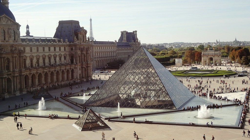 Visiting le musée du Louvre, Paris